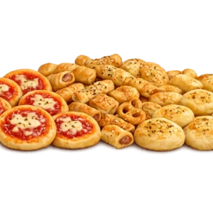 Assortimento di pizzette, salatini e focaccine dorate su sfondo trasparente.