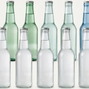 Bottiglie di acqua minerale naturale e gassata senza brand.