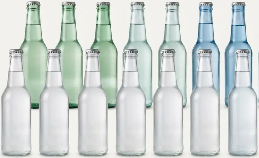 Bottiglie di acqua minerale naturale e gassata senza brand.